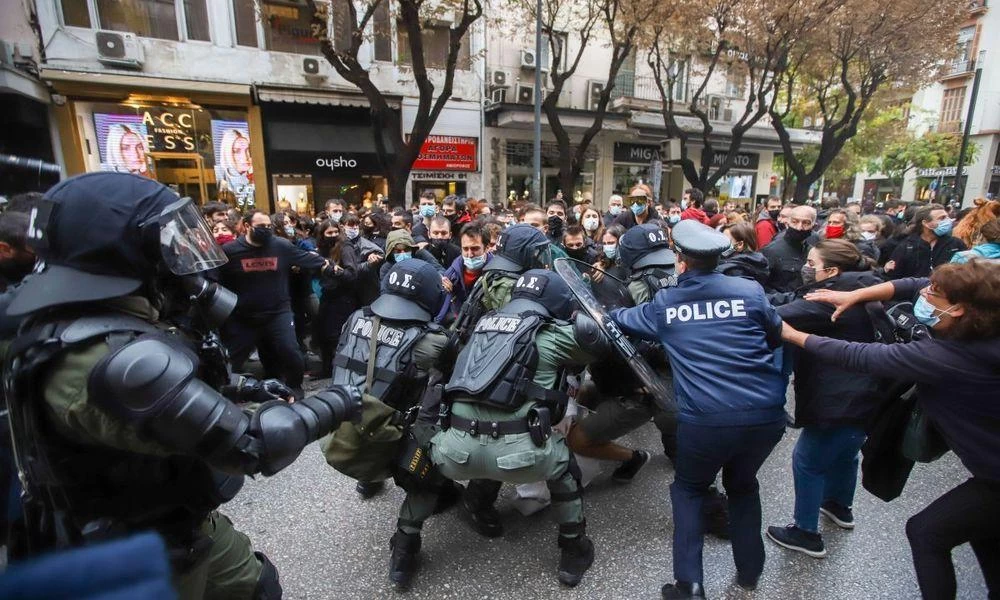 Νέο βίντεο-σοκ με Κουτσούμπα: Χυδαιότητες & τσαμπουκάδες κατά αστυνομικών